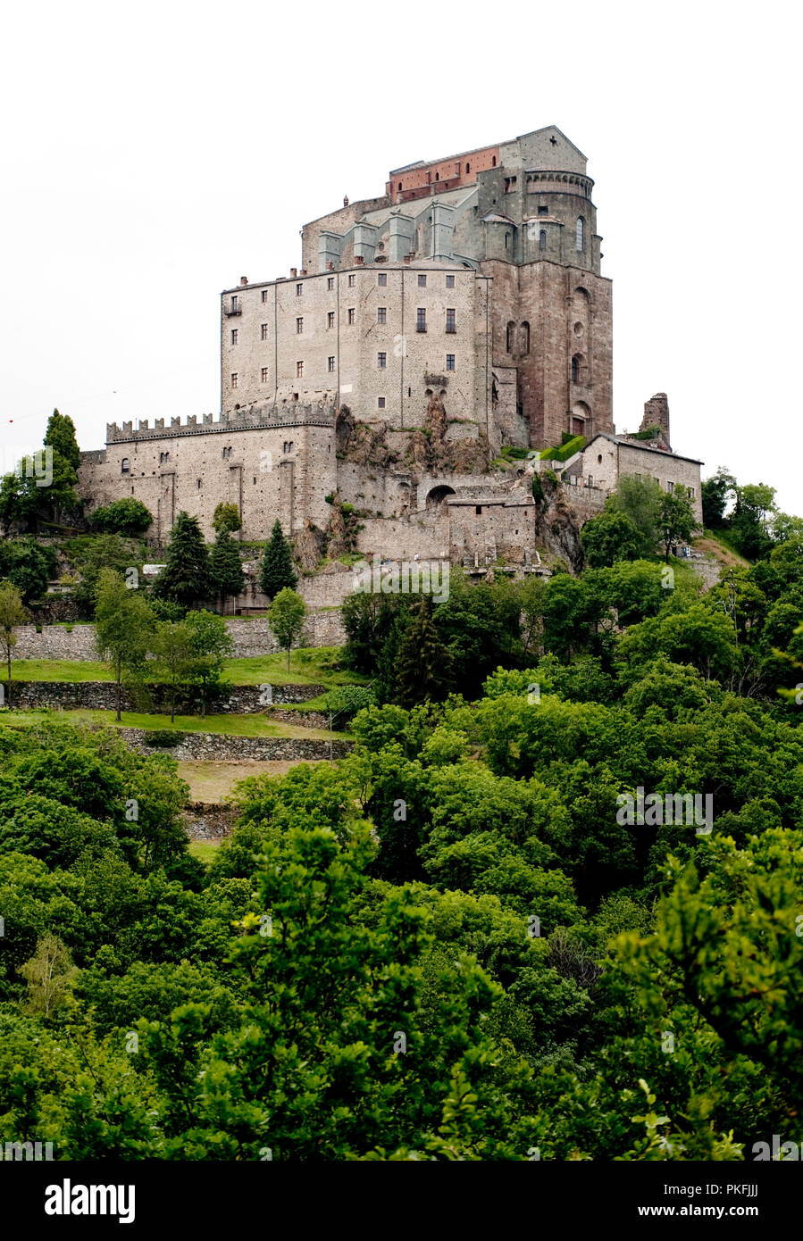 Das Heiligtum von San Michele in Monte Sant'Angelo auf der Südseite des Susa Tal in der Region Piemont (Italien, 20/06/2010) Stockfoto