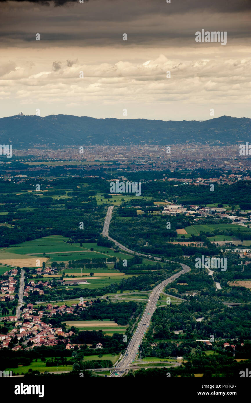 Panoramablick über die Stadt Turin vom Susa-tal in der Region Piemont (Italien, 20/06/2010) Stockfoto