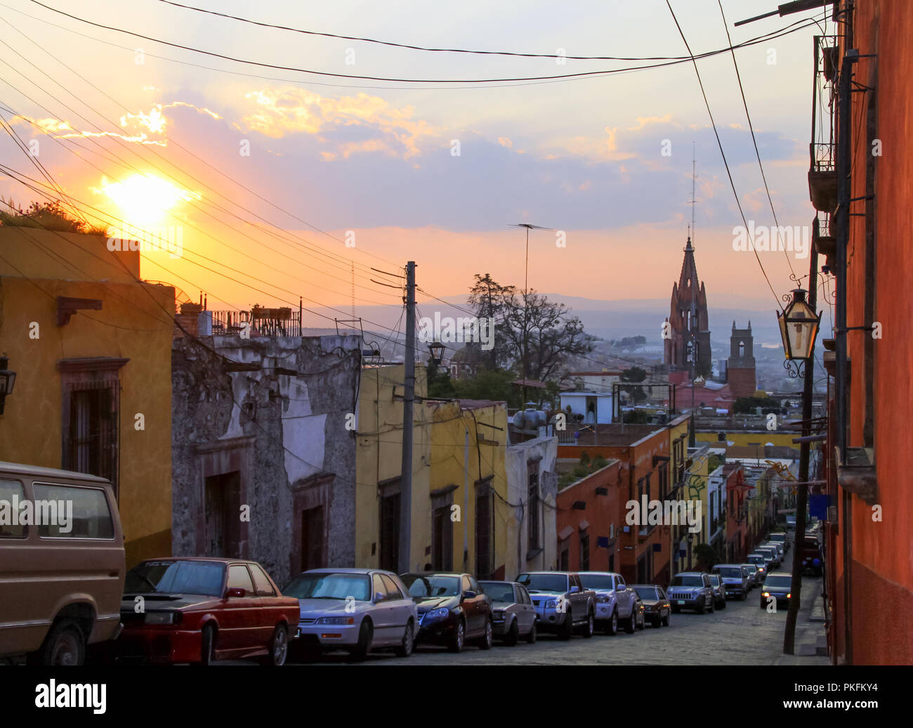 Bunte mexikanische Häuser und gefederte Straße Dekorationen bei Sonnenuntergang Stockfoto