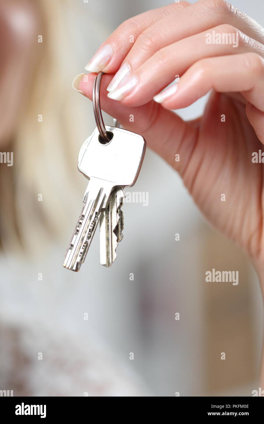 Ein Schlüsselbund mit verschiedenen Schlüsseln in einem womans Hand  Stockfotografie - Alamy
