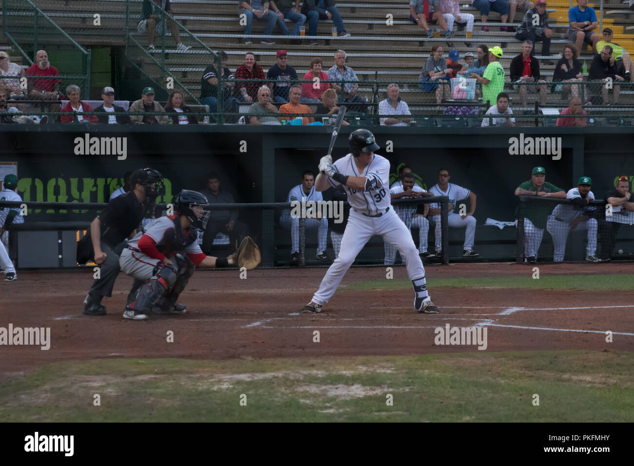 Baseball batter Mitte Schwingen Stockfoto