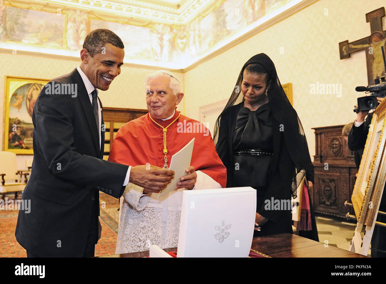 Benedikt XVI. den Präsidenten der Vereinigen Staaten von Amerika Barack Obama. Im Foto Barack Obama Benedikt XVI. und Michelle Obama Stockfoto