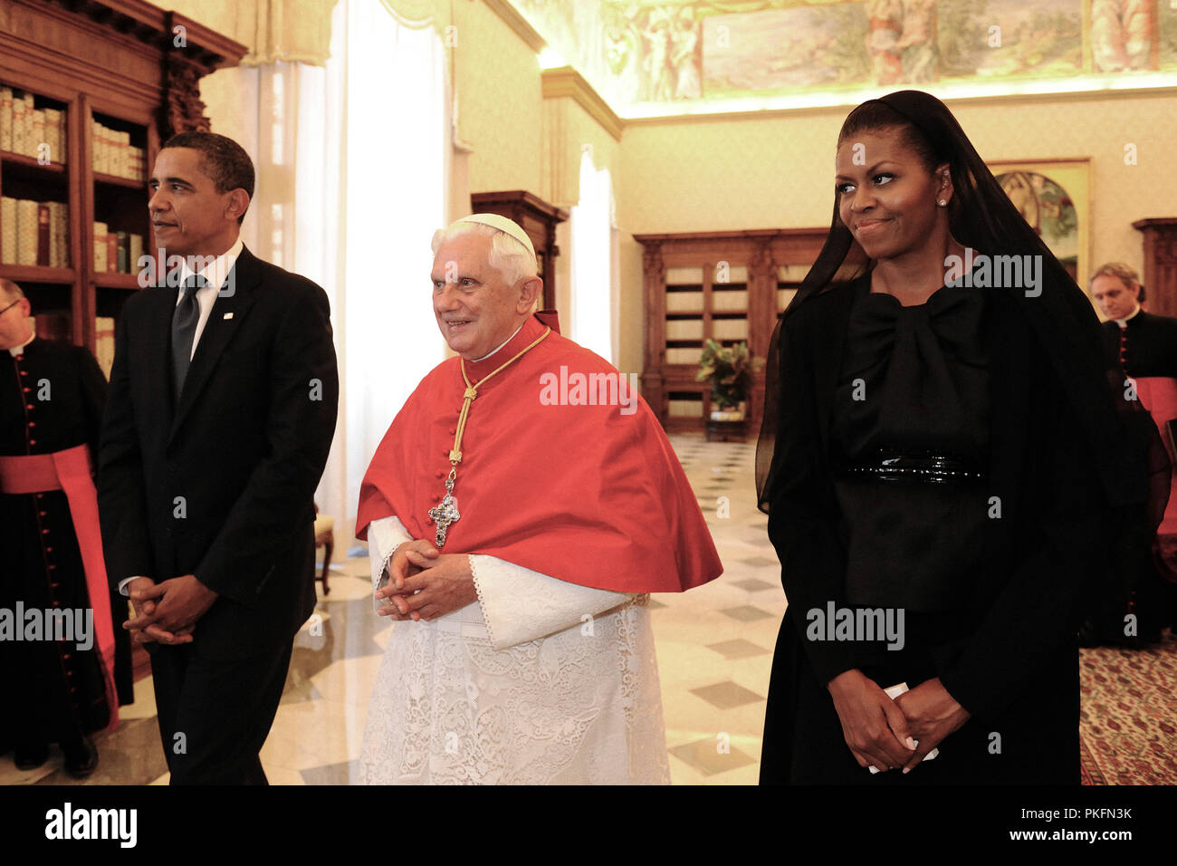 Benedikt XVI. den Präsidenten der Vereinigen Staaten von Amerika Barack Obama. Im Foto Barack Obama Benedikt XVI. und Michelle Obama Stockfoto