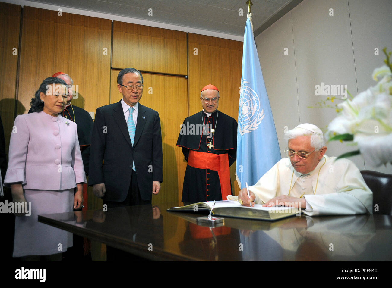 Usa New York City 18/04/2008. Benedikt XVI. und der Generalsekretär der Vereinten Nationen mit seinem whife. Stockfoto