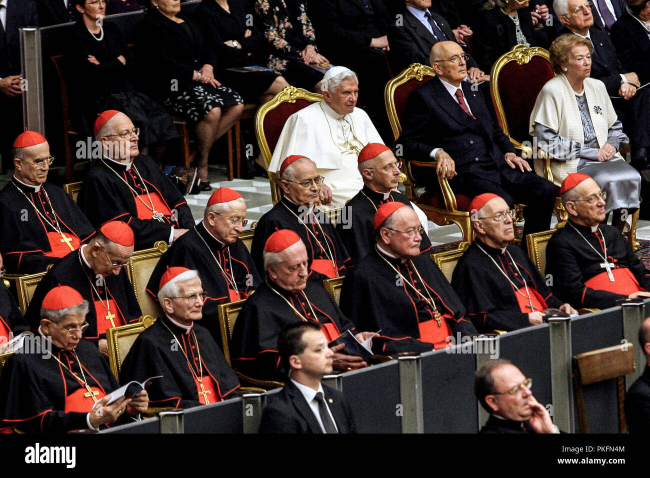Vatikanstadt 28/04/2010. Konzert mit dem Präsidenten der Republik Giorgio Napolitano zu Ehren von Papst Benedikt XVI. seine fünfte Pontifikatsjubiläum - Aula Paul VI. Im Foto: der Präsident der Republik Giorgio Napolitano, seine Frau Clio und Seine Heiligkeit Benedikt XVI. Stockfoto