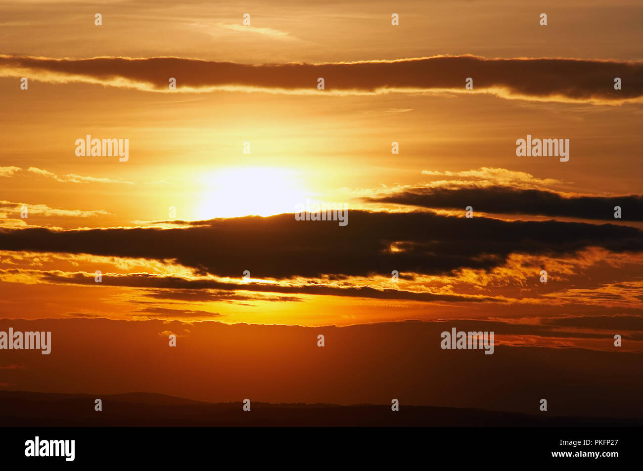 Dunkle Wolken bei Sonnenuntergang Stockfoto