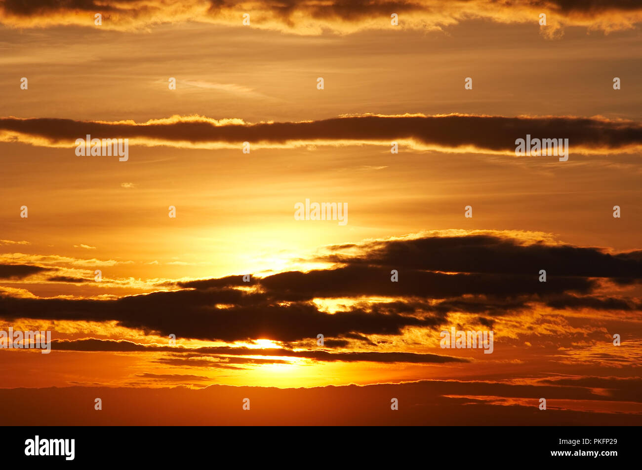 Dunkle Wolken bei Sonnenuntergang Stockfoto