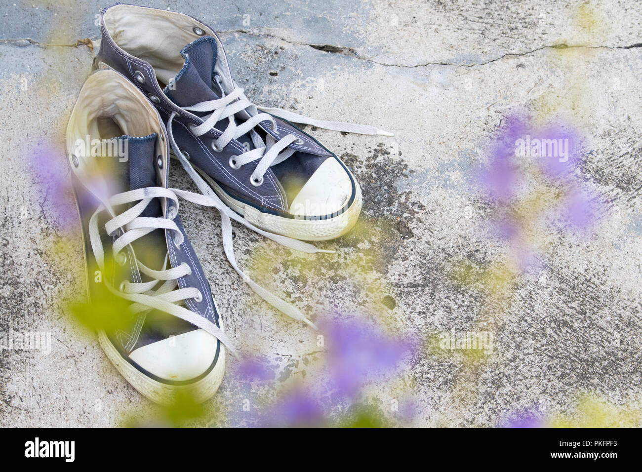 Stiefel Sneaker Schuhe beliebt für Jungen auf dem Hintergrund Zementestriche Stockfoto
