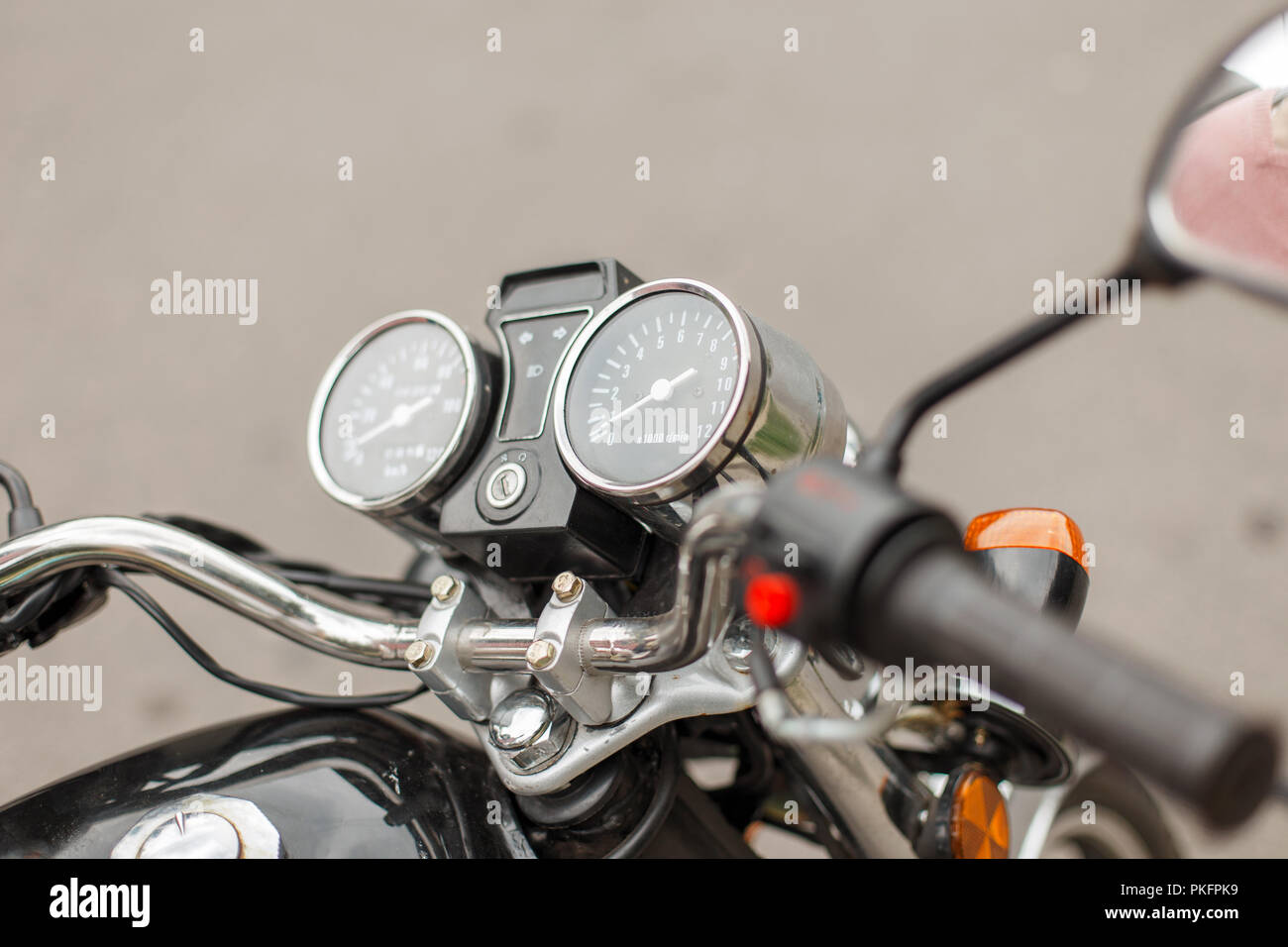 Tacho und Drehzahlmesser eines Oldtimer Motorrad close-up Stockfotografie -  Alamy
