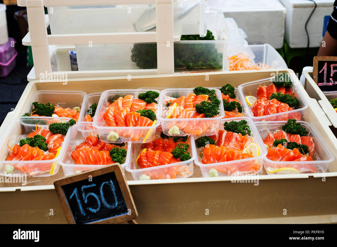 Stücke der roten Lachs Fisch verkaufen auf Phuket Street Market, Thailand Stockfoto