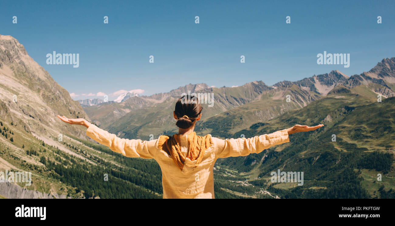 Frau, Tourist auf der Pavillon du Mont Frety in Courmayeur Italien, über Bergmassiv Stockfoto