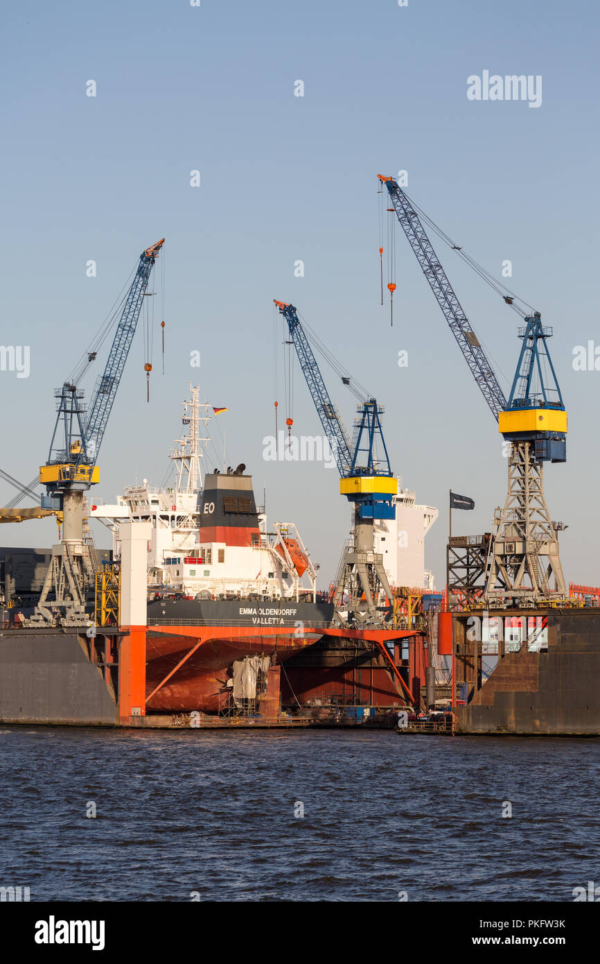 Cargo Cranes und Fracht Schiff am Dock, Hamburger Hafen, Hamburg Stockfoto