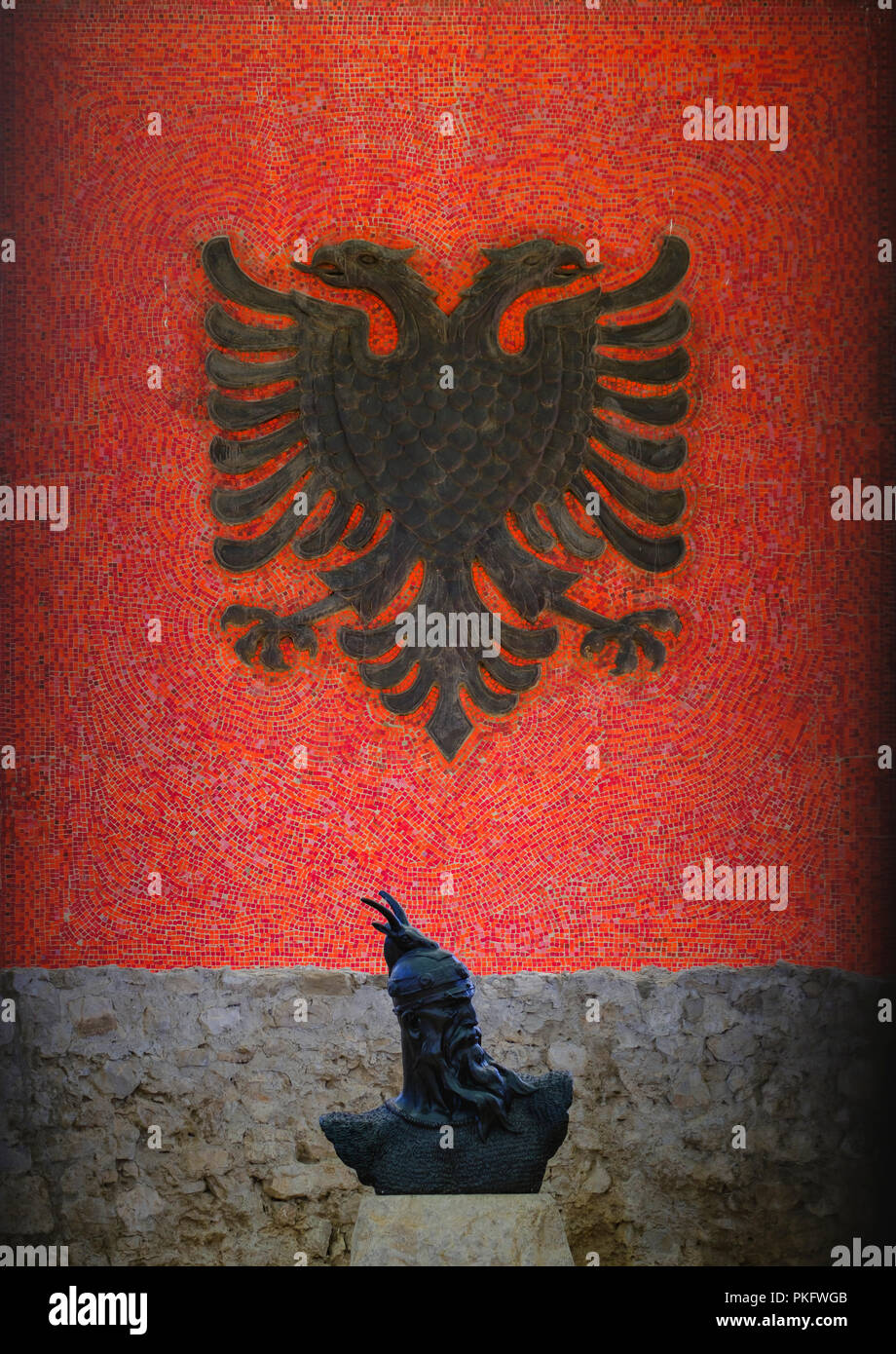 Skanderbeg Denkmal, Büste von Skanderbeg und Mosaik der albanischen Flagge, Lezha, Lezhë, Qar Lezha, Albanien Stockfoto
