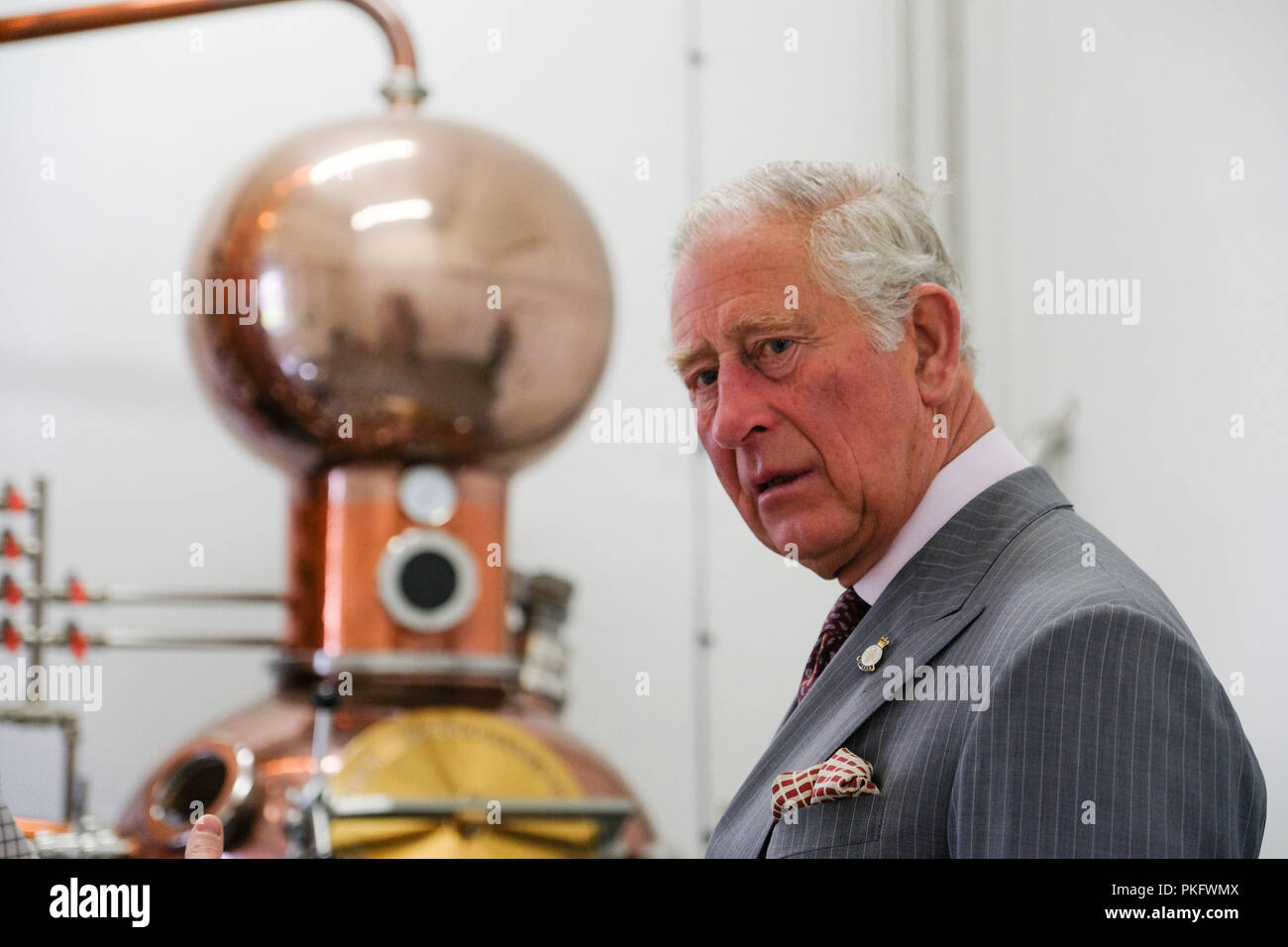 Der Prinz von Wales views Copper Pot Still und beobachtet den Gin destillieren Prozess bei seinem Besuch in Moorland Geist Company Ltd Hepple Gin Destillerie in Morpeth. Stockfoto