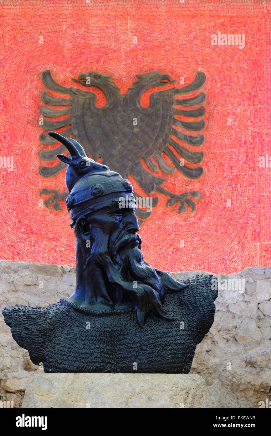 Büste von Skanderbeg und Mosaik der albanischen Flagge, Skanderbeg Denkmal, Lezha, Lezhë, Qar Lezha, Albanien Stockfoto