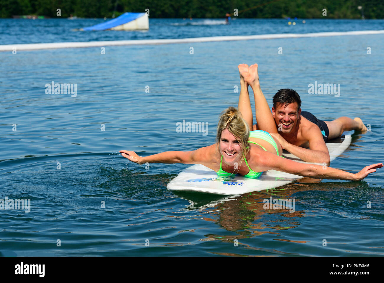 Paar auf SUP board, See, Wörth an der Isar, Ostbayern, Niederbayern, Bayern, Deutschland Stockfoto