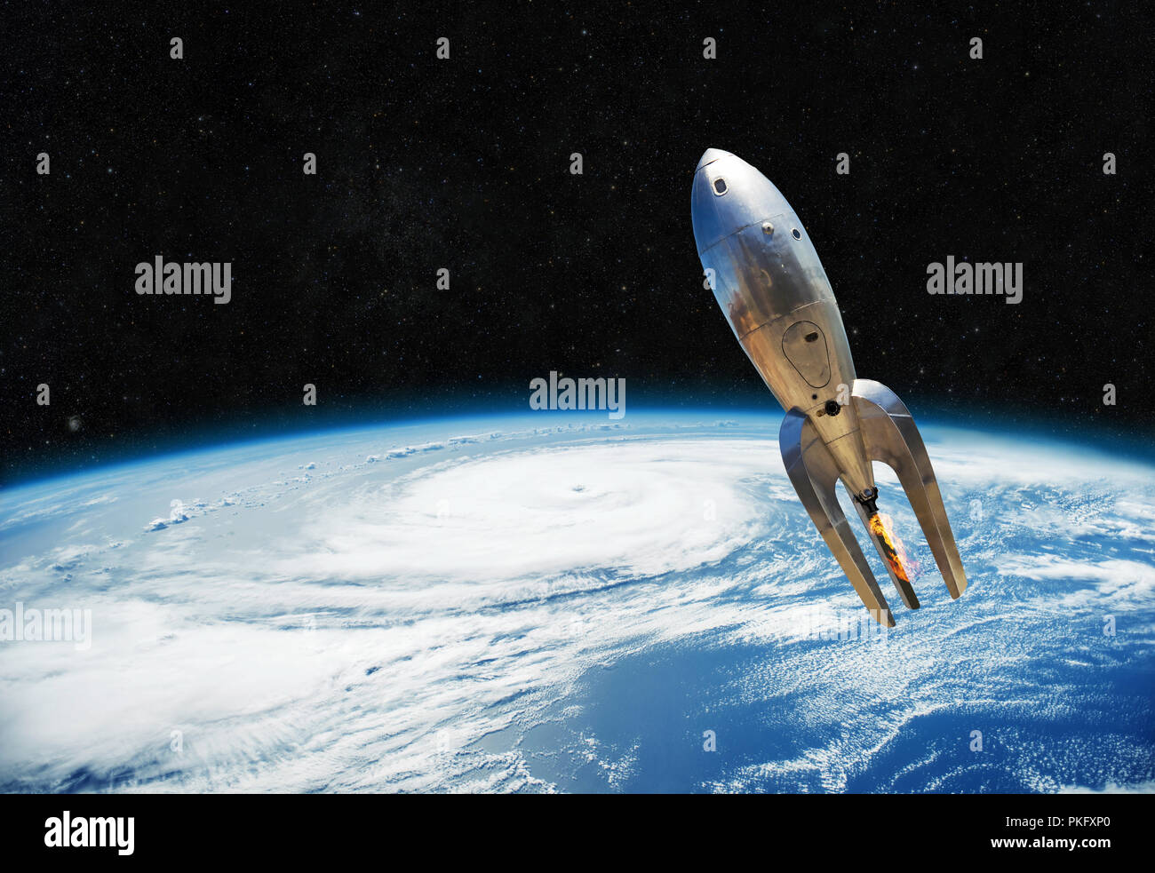 Vintage metall Raumschiff fliegt in der Nähe der Erde. Anfang der Platz weg Stockfoto