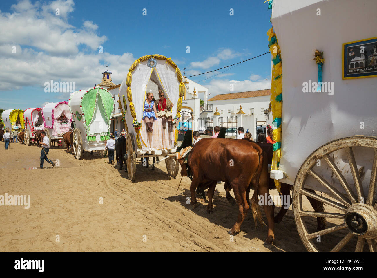 Oxcarts eingerichtet, die Menschen in der traditionellen Kleidung, pfingstwallfahrt von El Rocio, Provinz Huelva, Andalusien, Spanien Stockfoto