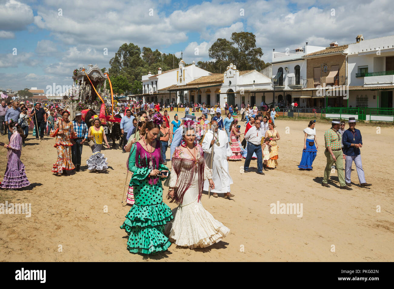 Die Menschen in der traditionellen Kleidung und dekoriert, oxcarts Pfingstwallfahrt von El Rocio, Provinz Huelva, Andalusien, Spanien Stockfoto