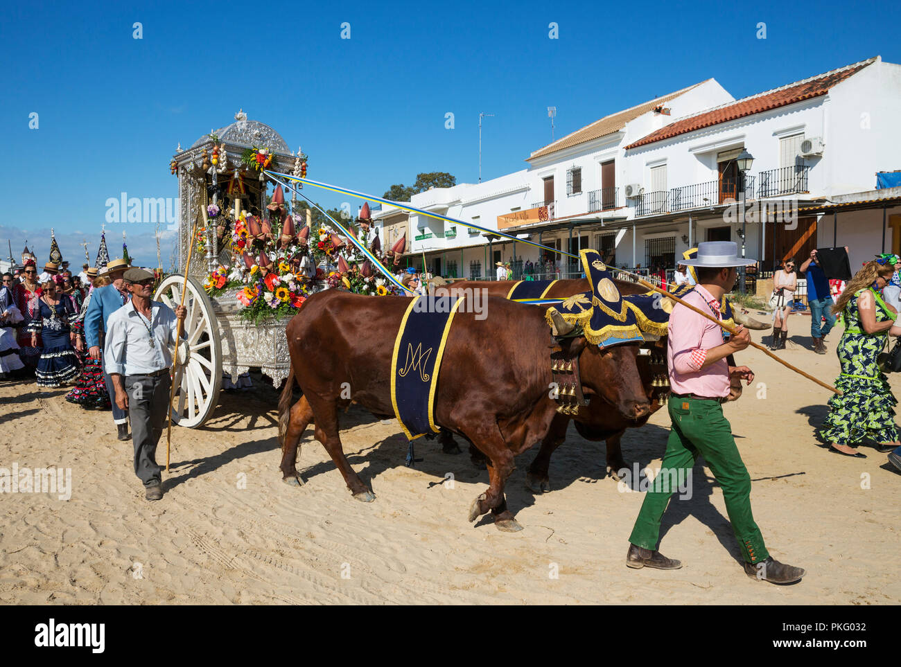 Die Menschen in der traditionellen Kleidung und dekoriert, oxcarts Pfingstwallfahrt von El Rocio, Provinz Huelva, Andalusien, Spanien Stockfoto