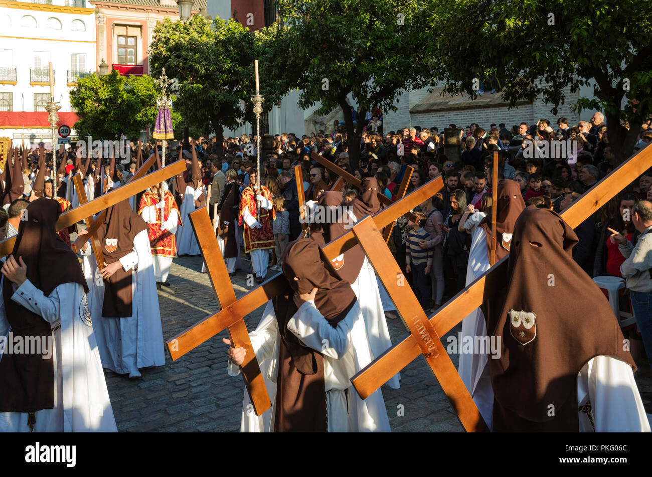 Büßer mit Kreuz bei der Semana Santa, der Karwoche, Sevilla, Andalusa, Spanien Stockfoto