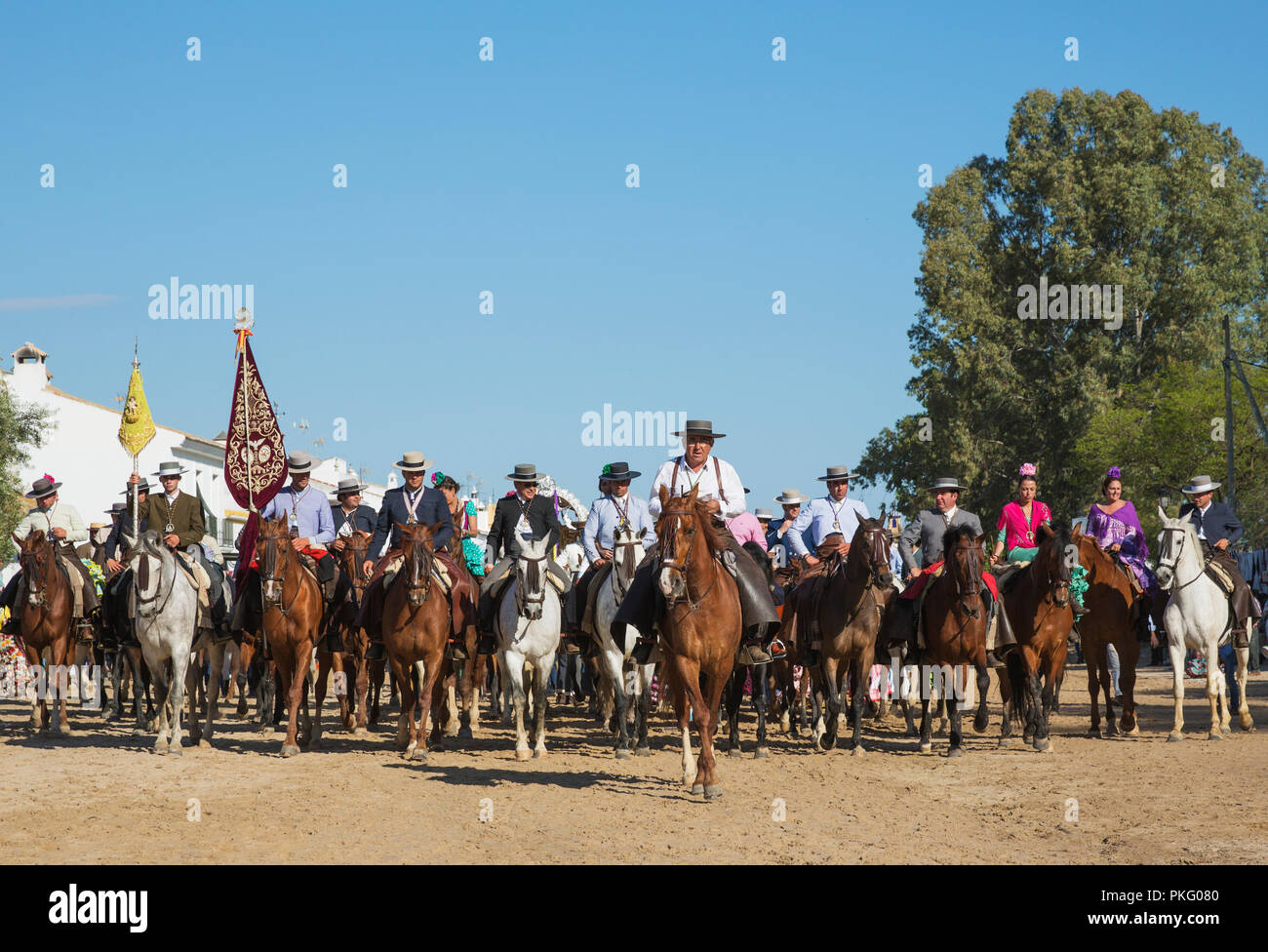 Die Menschen in der traditionellen Kleidung Pferden, pfingstwallfahrt von El Rocio, Provinz Huelva, Andalusien, Spanien Stockfoto