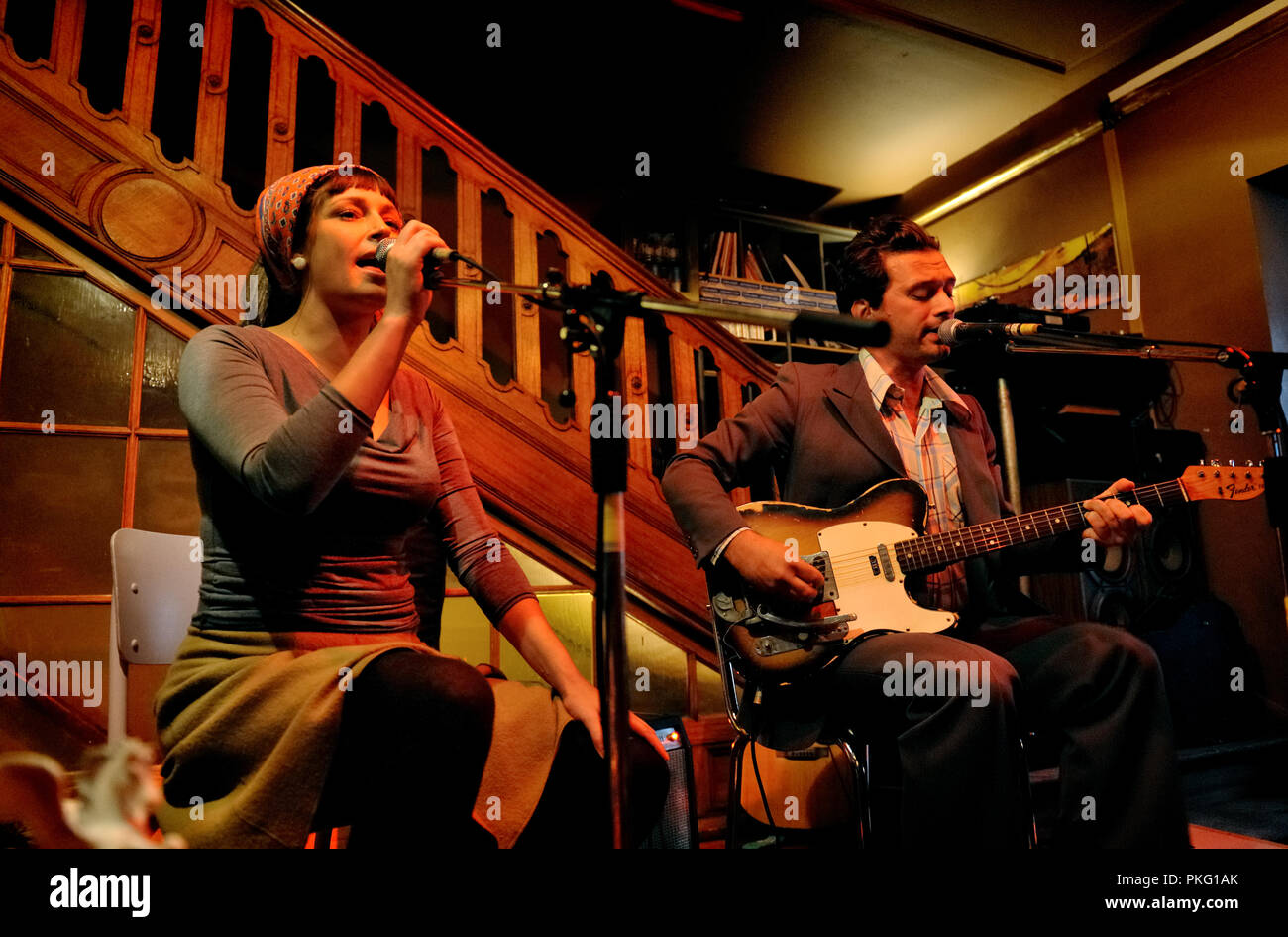 Die partchesz, Nathalie Delcroix und Björn Eriksson, auch bei der King Kong Pub in Antwerpen während der Zuiderzinnen Festival (Belgien, 21/09/2008) Stockfoto