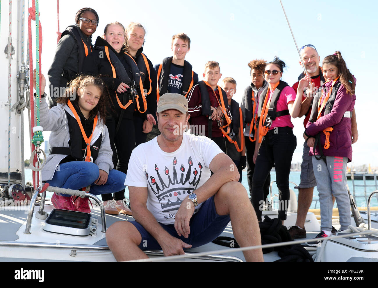 Simon Le Bon posiert für ein Foto neben der Tall Ships Youth Trust Team an Bord eines 72 Fuß Challenger Yacht nach zurück nach gunwarf Quays in Portsmouth nach dem Rennen in den Solent. Stockfoto