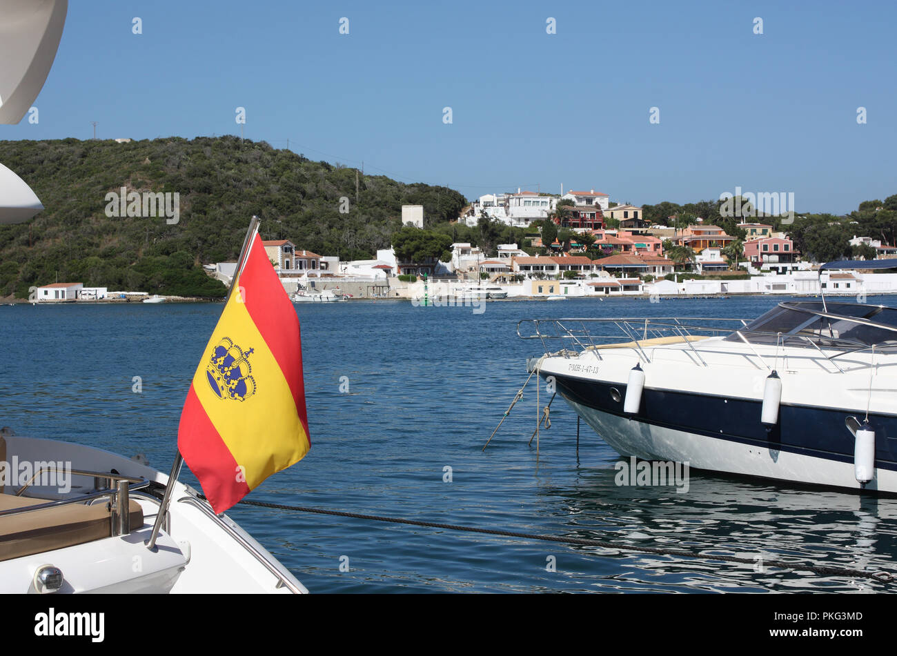 Spanien. Balearen. Menorca. Mahón. Harborside Marina mit Motorbooten und Yachten Fahne Flagge. Stockfoto