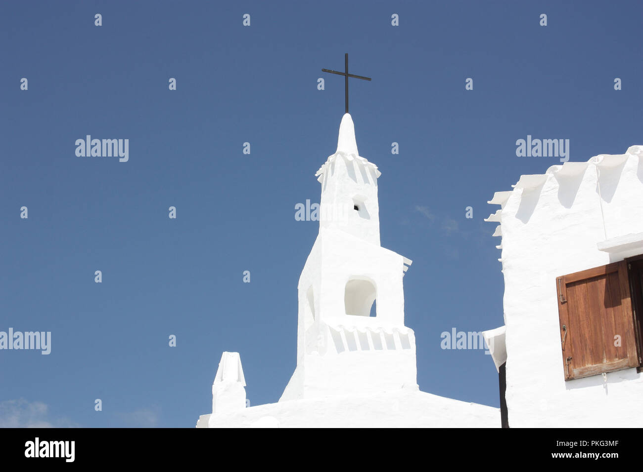 Spanien. Balearen. Menorca. Binebeca. Binebequer-Vell. Weiß getünchten Kirche und Häuser. Stockfoto