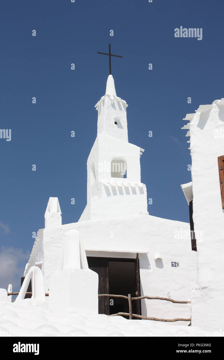 Spanien. Balearen. Menorca. Binebeca. Binebequer-Vell. Weiß getünchten Kirche und Häuser. Stockfoto