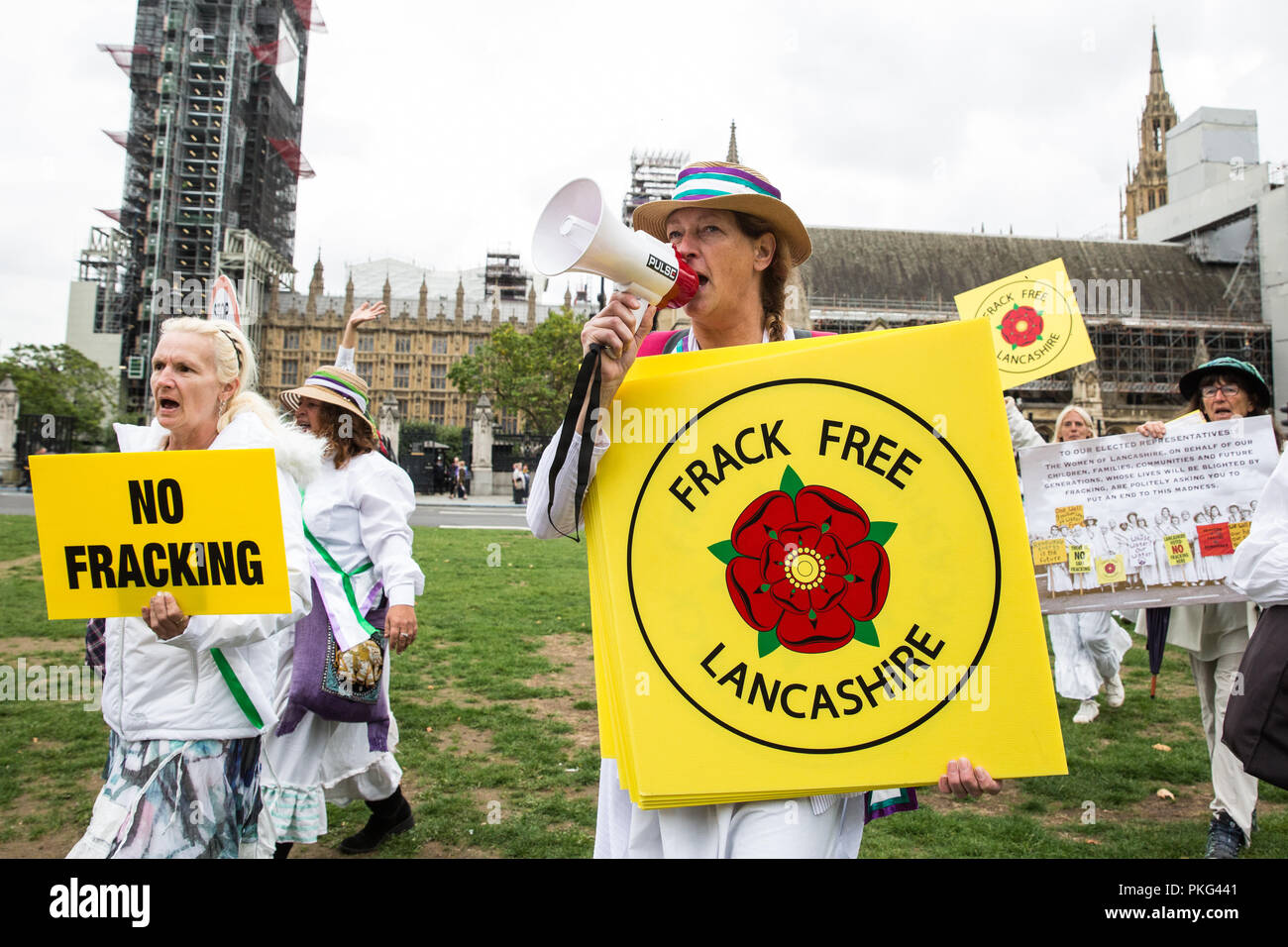 London, Großbritannien. 12. September 2018. Frauen aus ganz Großbritannien und ihre Anhänger an einer Rallye 100 Frauen im Parlament Platz der Suffragetten zu ehren und die Aufmerksamkeit auf die mangelnde Demokratie zu zeichnen, in dem Umkippen lokale Stimmen gegen Fracking. Die Veranstaltung wurde organisiert mit einer Aussprache über Fracking in Westminster Hall übereinzustimmen. Credit: Mark Kerrison/Alamy leben Nachrichten Stockfoto