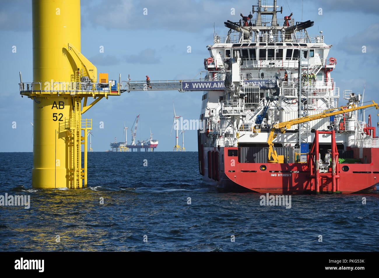 13. September 2018, Mecklenburg-Vorpommern, Sassnitz: ein arbeitsboot nimmt Arbeiter zu einer Windenergieanlage der "Arkona" offshore Windparks. Mit 385 Megawatt, 'Arkona' wird die leistungsstärkste Windpark in der deutschen Ostsee. Der Windpark mit 60 Windenergieanlagen in Betrieb voraussichtlich im ersten Quartal 2019 zu gehen. Eon und des norwegischen Energiekonzerns Equinor sind Investitionen von rund 1,2 Milliarden Euro in das Projekt. Foto: Stefan Sauer/dpa Stockfoto