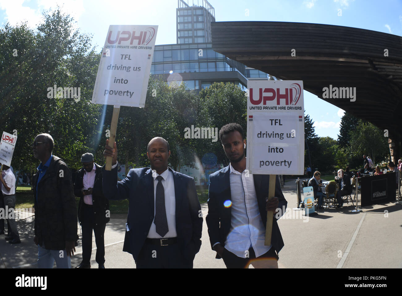 City Hall, London, Großbritannien. 13. Sep 2018. Die Vereinigten privat gemietet werden Treiber und IWGB - unabhängige Arbeiter Union von Großbritannien demonstration Nein zu sagen zum Bürgermeister von London und TfL plan zu machen minicab Treiber £ 11,50 pro Tag in der Maut zahlen im Rathaus am 13. September 2018, London, UK. Bild Capital/Alamy leben Nachrichten Stockfoto