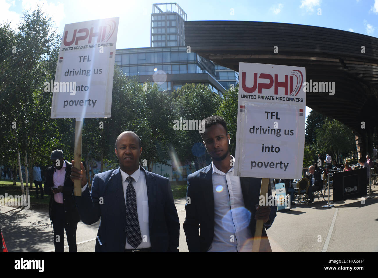 City Hall, London, Großbritannien. 13. Sep 2018. Die Vereinigten privat gemietet werden Treiber und IWGB - unabhängige Arbeiter Union von Großbritannien demonstration Nein zu sagen zum Bürgermeister von London und TfL plan zu machen minicab Treiber £ 11,50 pro Tag in der Maut zahlen im Rathaus am 13. September 2018, London, UK. Bild Capital/Alamy leben Nachrichten Stockfoto