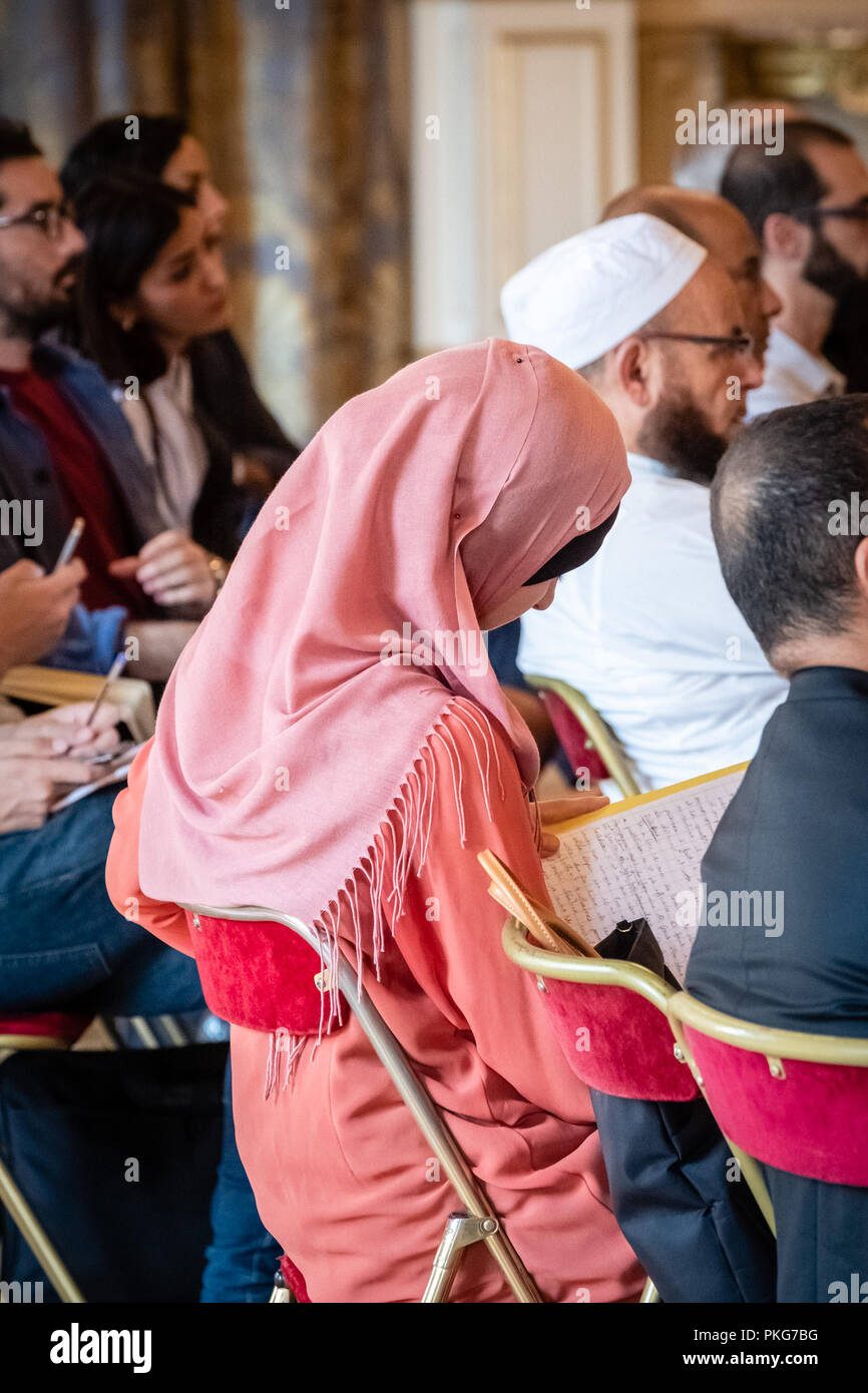 Lyon, Frankreich. 13. September 2018. Während der Rede des Präfekten der Rhône Stéphane Bouillon, verschleierte Frau macht sich Notizen. Credit: FRANCK CHAPOLARD/Alamy leben Nachrichten Stockfoto