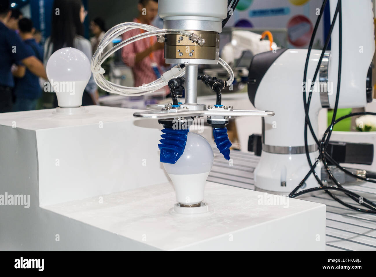 Robotergreifer Holding eine Glühbirne in Shenzhen, China. Stockfoto