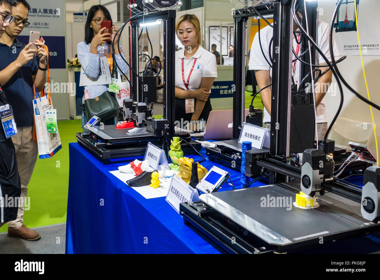 Menschen fotografieren 3D-Drucker am tech Messe in Shenzhen, China. Stockfoto
