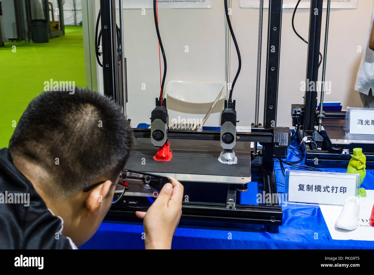 Der Mensch nimmt Telefon Foto von 3D Drucker Ausstellung in China tech Messe in Shenzhen, China. Stockfoto