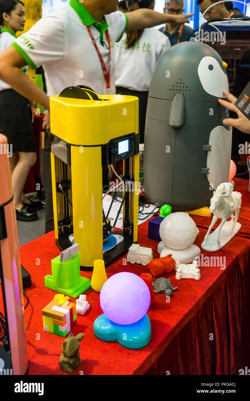 3D-Objekte gedruckt und der Drucker auf dem Tisch bei China Tech Expo in China. Stockfoto