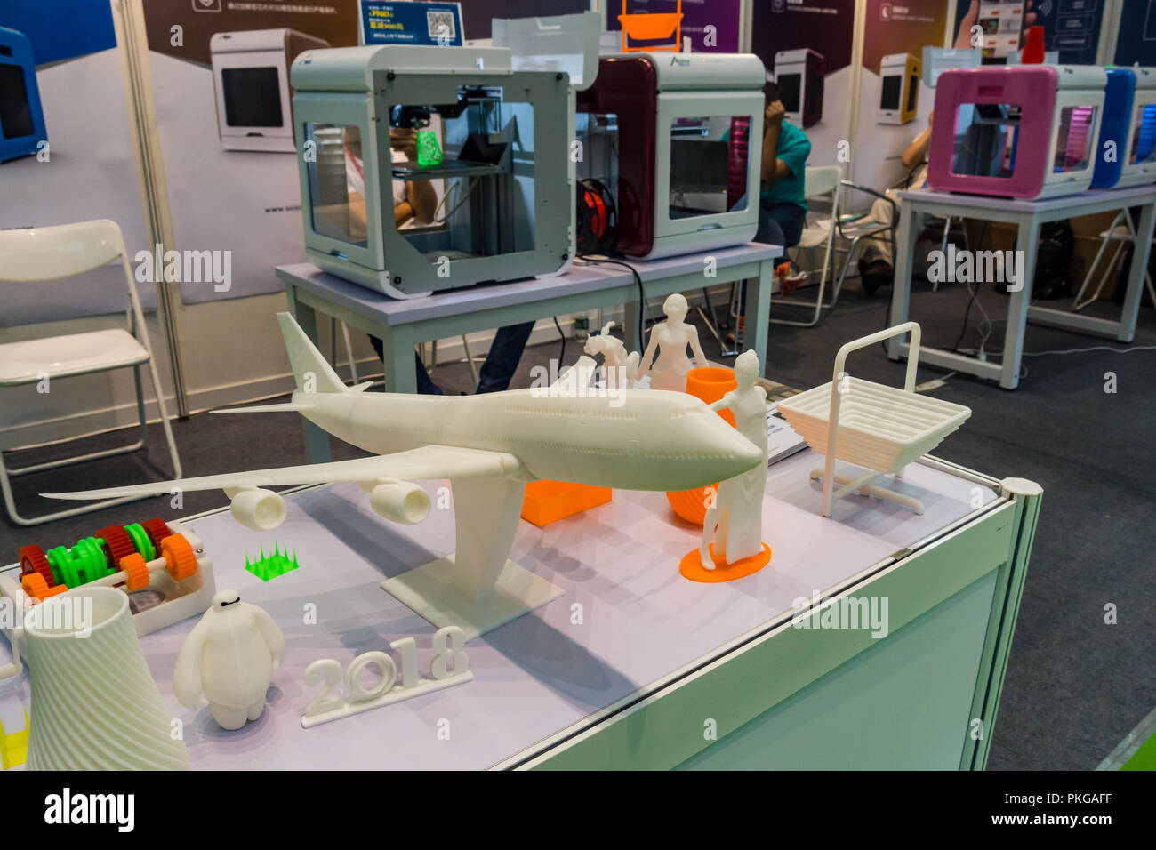 3D-Objekte gedruckt und der Drucker auf dem Tisch bei China Tech Expo Stockfoto
