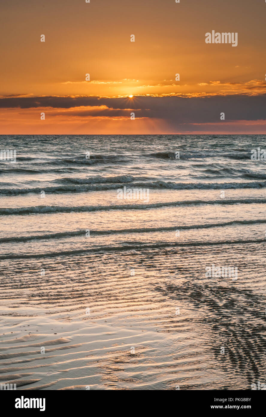 Birling Gap, Eastbourne, East Sussex, Großbritannien. September 2018..Sonnenuntergang über dem Meer. . Stockfoto