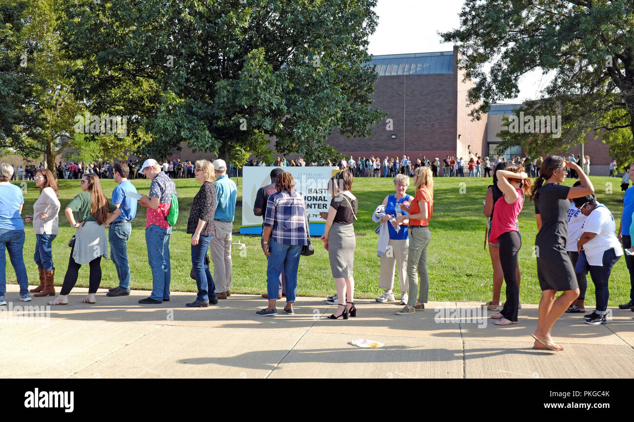 Cleveland, Ohio, USA. 13. September 2018. Tausende von Menschen warten in der Linie außerhalb der CMSD Osten Professional Gebäude in Cleveland, Ohio, US-Präsident Obama stumpf für Ohio gubernatorial Anwärter Richard Cordray zu hören. Credit: Mark Kanning/Alamy Leben Nachrichten. Stockfoto