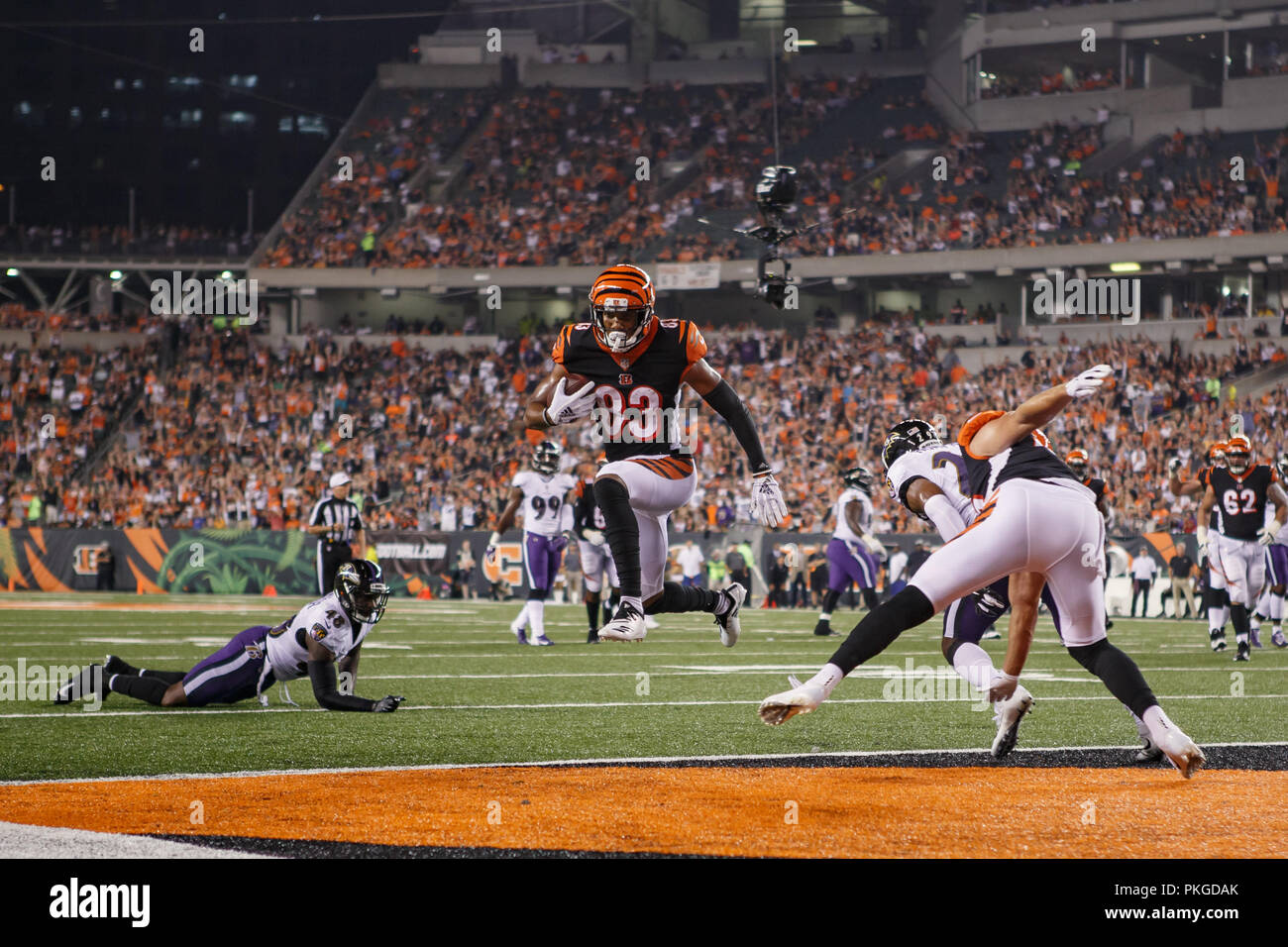 Cincinnati, OH, USA. 13 Sep, 2018. Wide Receiver Tyler Boyd (83) Der Cincinnati Bengals springt in die Ende Zone für einen Touchdown in einem Spiel zwischen den Baltimore Ravens und die Cincinnati Bengals an Paul Brown Stadium in Cincinnati, OH. Adam Lacy/CSM/Alamy leben Nachrichten Stockfoto