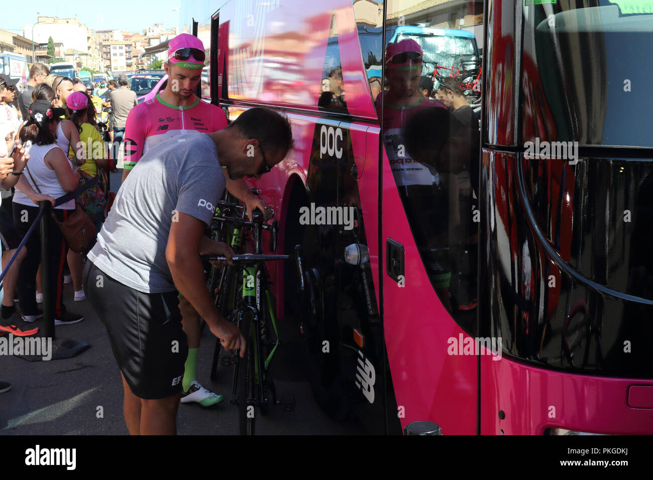 Ejea de los Caballeros, Spanien. 13 Sep, 2018. Ein Mechaniker von TEAM EF Education First DRAPAC PB CANNONDALE Instandsetzung Tom Van Asbroeck Fahrrad Vorderrad zu Beginn der Vuelta de Espana, Stufe 18. Isacco Coccato/Alamy leben Nachrichten Stockfoto