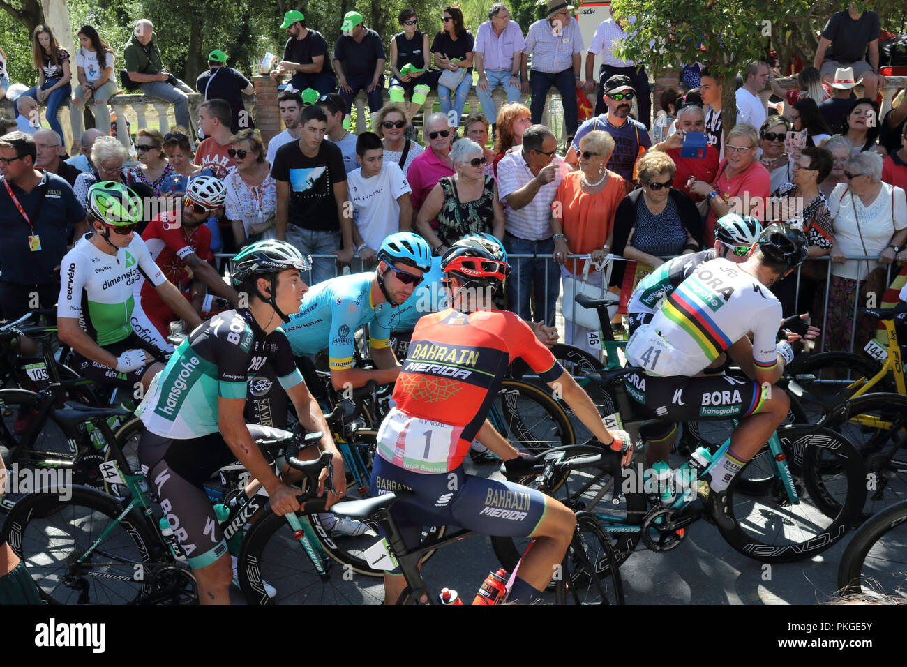 Ejea de los Caballeros, Spanien. 13 Sep, 2018. Die Radfahrer zu Beginn kurz vor Beginn der Vuelta de Espana, Stufe 18. Isacco Coccato/Alamy leben Nachrichten Stockfoto