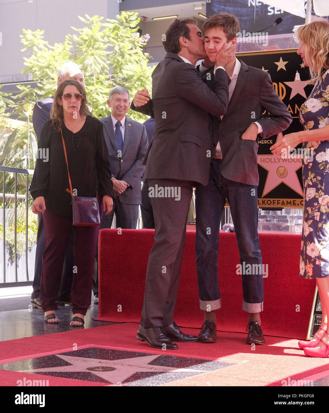 Los Angeles, Kalifornien, USA. 13 Sep, 2018. Eric McCormack, Links, Sohn Finnigan, Mitte und Frau Janet Holden, Recht, seine Sterne Zeremonie auf dem Hollywood Walk of Fame Star teilnehmen, wo Sie war der Empfänger der 2.644 th Stern auf dem Hollywood Walk of Fame in der Kategorie Fernsehen am 13. September 2018 in Los Angeles. Credit: Ringo Chiu/ZUMA Draht/Alamy leben Nachrichten Stockfoto