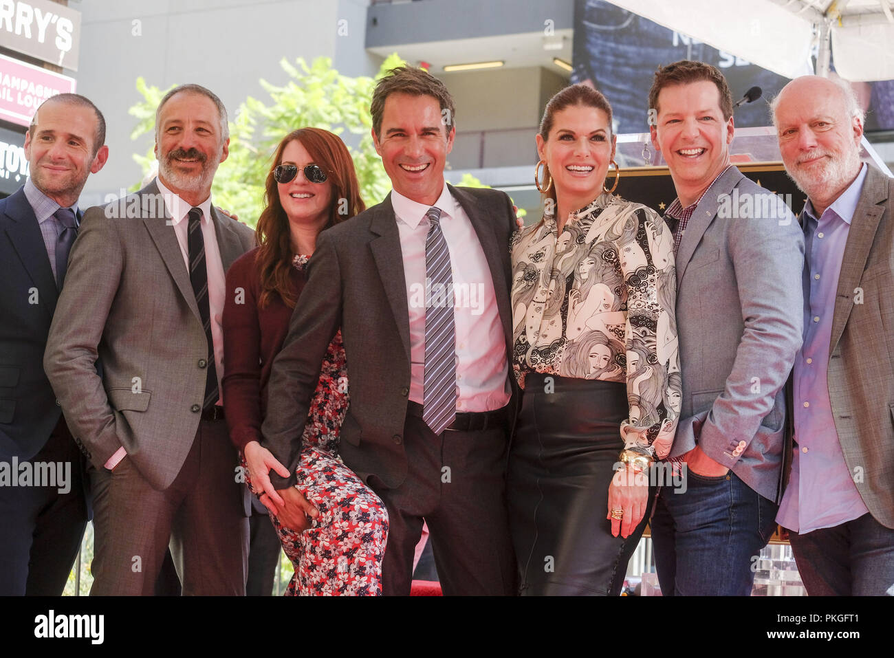 Los Angeles, Kalifornien, USA. 13 Sep, 2018. Schauspieler Eric McCormack wirft mit der Cast aus dem Fernsehprogramm" wird&Grace' sowie Max Mutchnick (L) und NBC's Bob Greenblatt (2 ndL) wie sie besuchen McCormack Star's Zeremonie auf dem Hollywood Walk of Fame Star wo Sie war der Empfänger der 2.644 th Stern auf dem Hollywood Walk of Fame in der Kategorie Fernsehen am 13. September 2018 in Los Angeles. Credit: Ringo Chiu/ZUMA Draht/Alamy leben Nachrichten Stockfoto