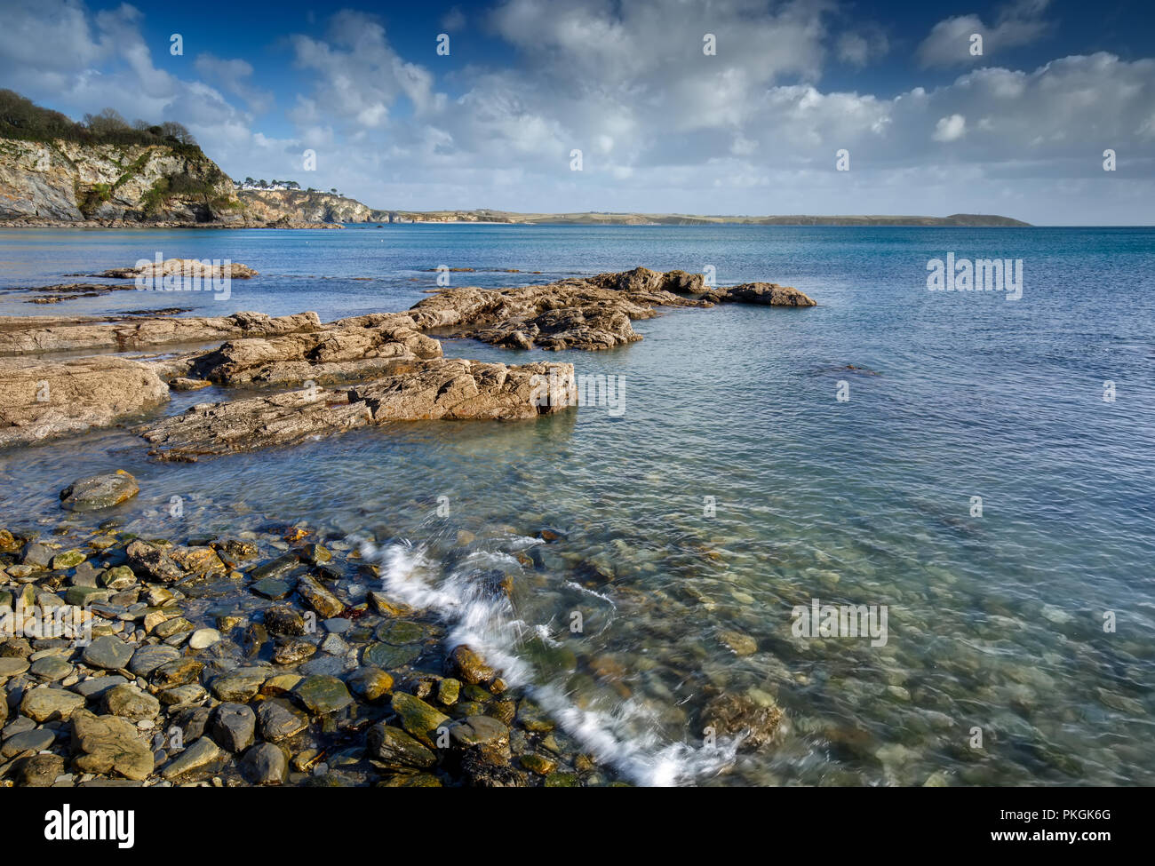 Blick auf gribbin Head von porthpean Beach, Cornwall Stockfoto