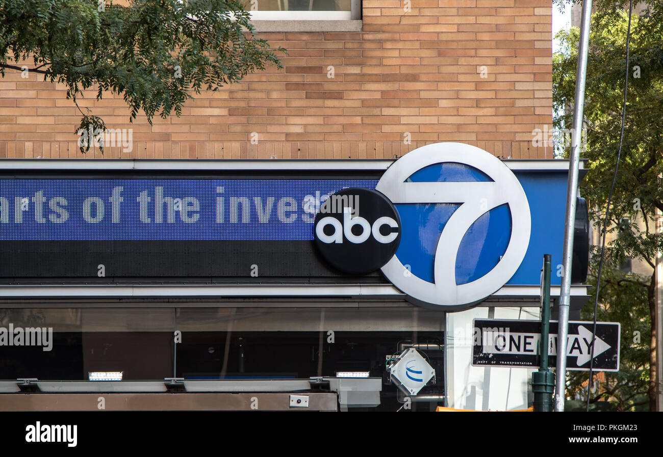 New York, 30. August 2016: Das ABC und Kanal 7 singt auf der ABC-Bürogebäude in Manhattan. Stockfoto
